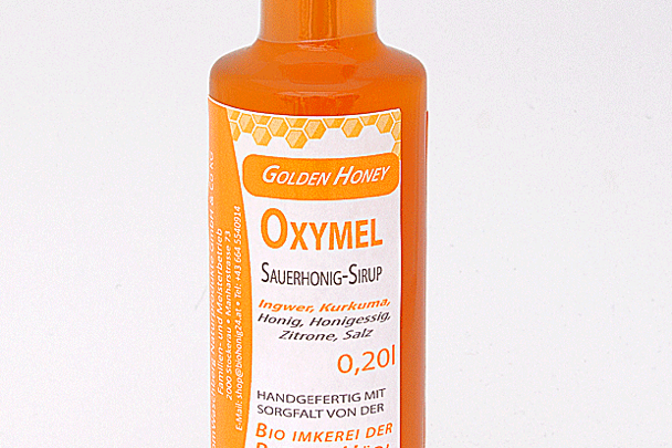 Ein Flasche mit Golden Honey Oxymel - Sauerhonig-Sirup