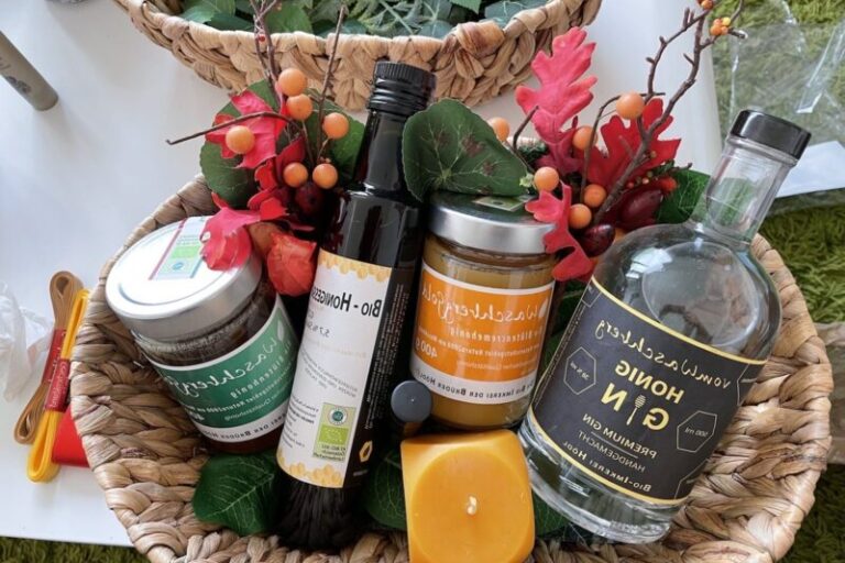 Geschenkkorb mit Pordukten wie Honig, Honig-Gin, Bienenwachskerze und Biohonigessig